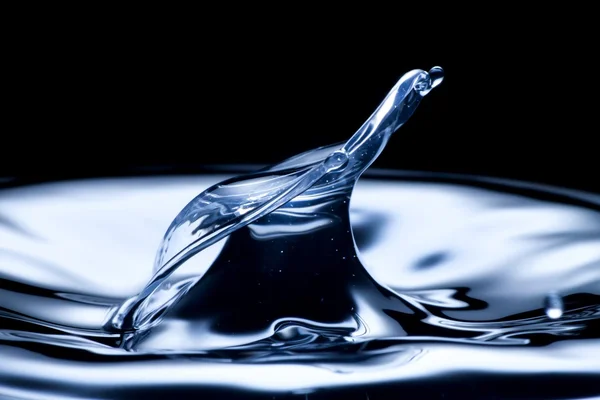 Vattenstänk nära upp, blå färg — Stockfoto