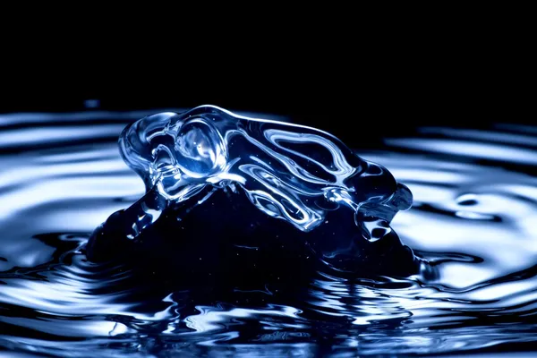 Vattenstänk nära upp, blå färg — Stockfoto