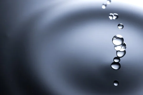 Superficie de agua con gotas, fondo limpio —  Fotos de Stock