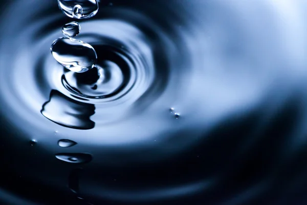 Superficie dell'acqua con gocce, sfondo pulito — Foto Stock