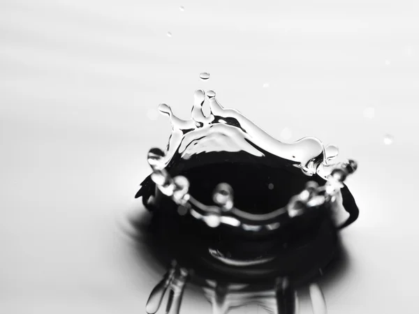 Wasserspritzer aus nächster Nähe mit Tropfen, grauer Hintergrund — Stockfoto