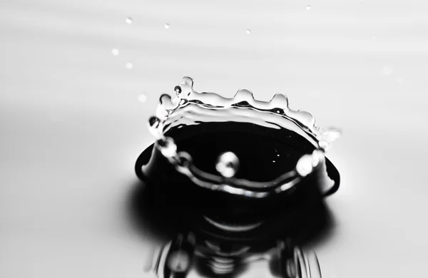 Wasserspritzer aus nächster Nähe mit Tropfen, grauer Hintergrund — Stockfoto