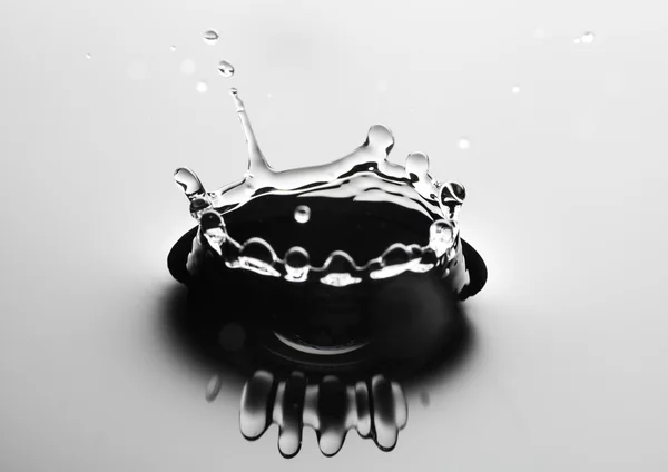 Water splash close-up met druppels, grijze achtergrond — Stockfoto