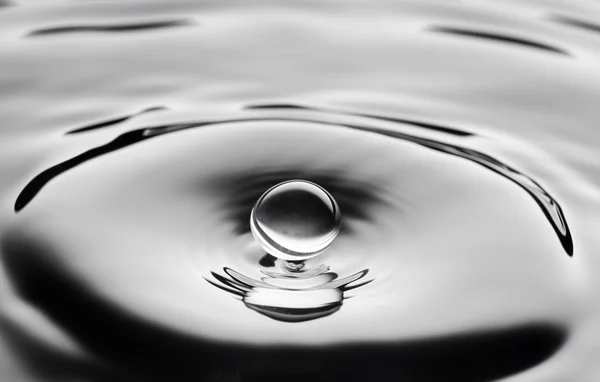 Water splash close-up met druppels, grijze achtergrond — Stockfoto
