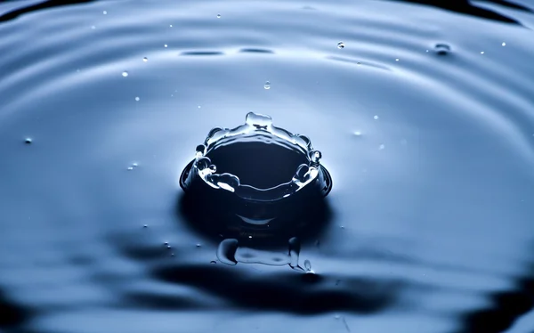 Respingo de água perto com gotas, líquido fresco — Fotografia de Stock