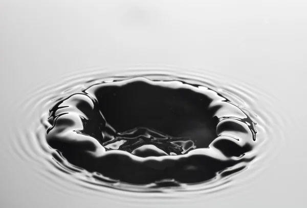 Salpicadura de agua de cerca con ondas, fondo gris —  Fotos de Stock