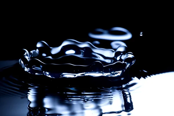 Goutte d'eau macro, liquide propre et frais — Photo