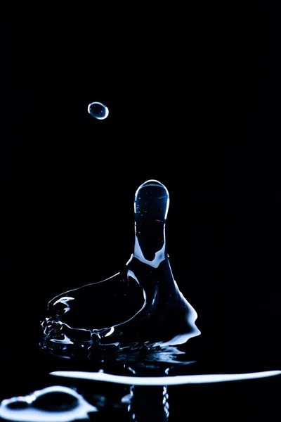 Gotas de agua y salpicaduras, fondo negro — Foto de Stock
