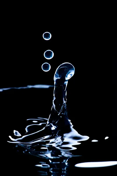 Gotas de água e respingo, fundo preto — Fotografia de Stock