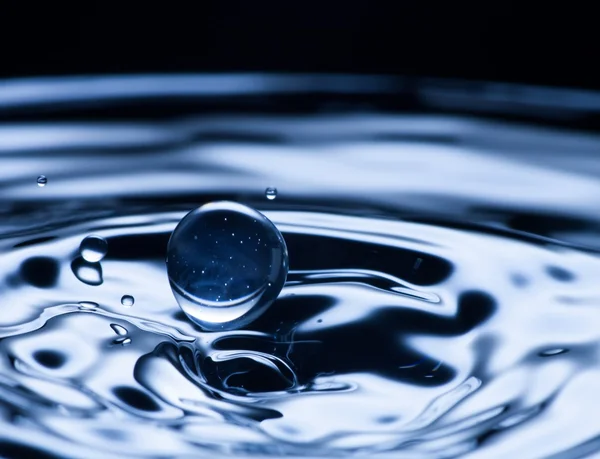 Zpěněné vody s kapkami a splash — Stock fotografie