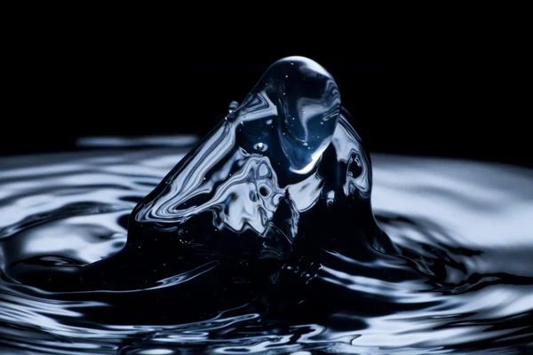 Подрібнена вода з краплями і бризками — стокове фото