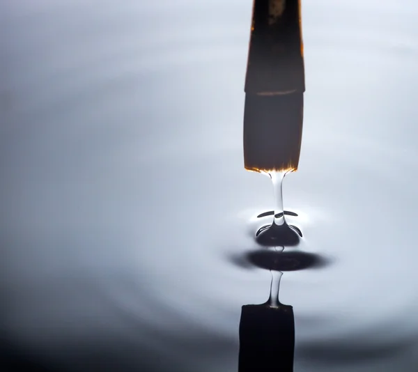 Su, damla ve splash closeup fırça daldırma — Stok fotoğraf