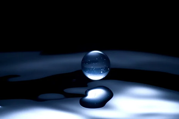 Gota de água voando de cima, cor azul — Fotografia de Stock