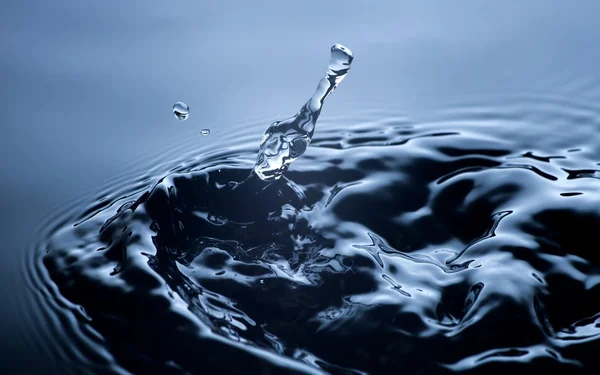 Agua agitada con gotas y salpicaduras — Foto de Stock