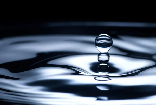 Gota de agua y salpicadura de cerca, color azul oscuro —  Fotos de Stock