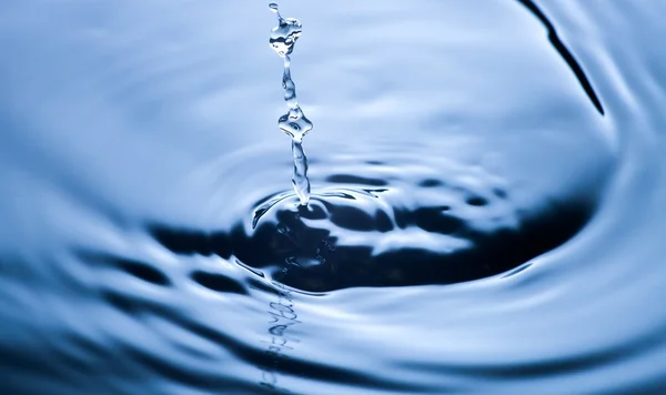 Gota de água de perto, fundo azul claro — Fotografia de Stock