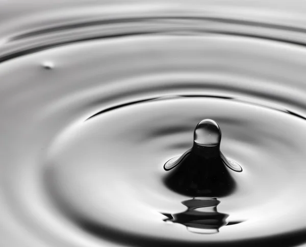 Goccia d'acqua da vicino, sfondo grigio chiaro — Foto Stock