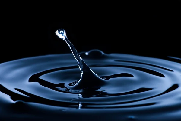 Water splash en drop, donker blauw — Stockfoto