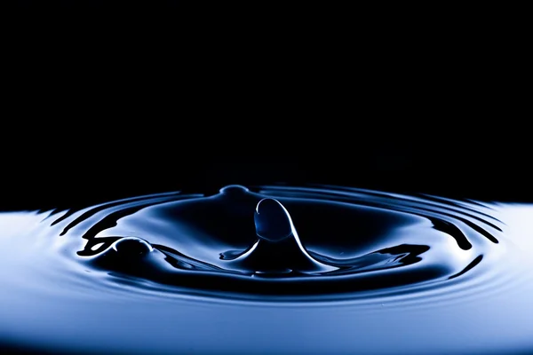 Salpicadura y gota de agua, azul oscuro — Foto de Stock