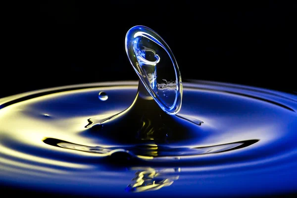 Vodní splash makro, tmavě modré pozadí — Stock fotografie