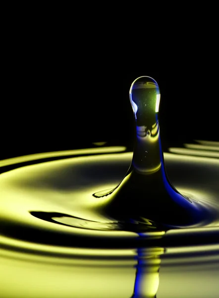 Water splash macro, kleurrijke vloeistof — Stockfoto