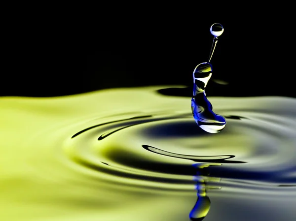 Vattenytan med flygande droppar — Stockfoto