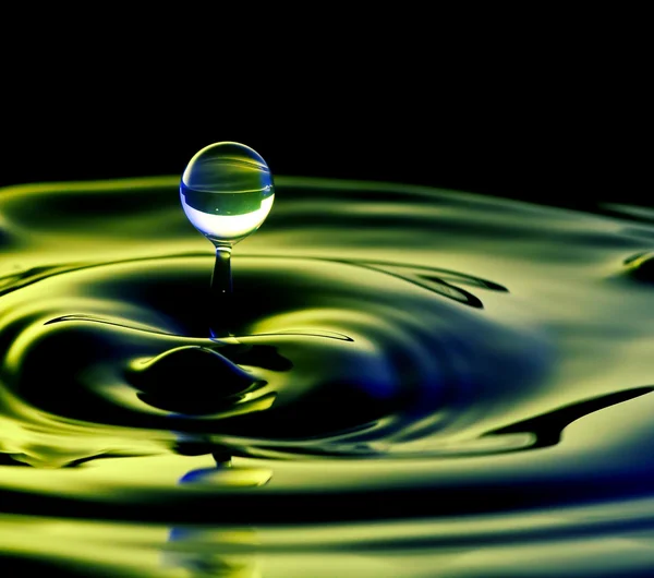 Wasseroberfläche mit fliegenden Tropfen — Stockfoto