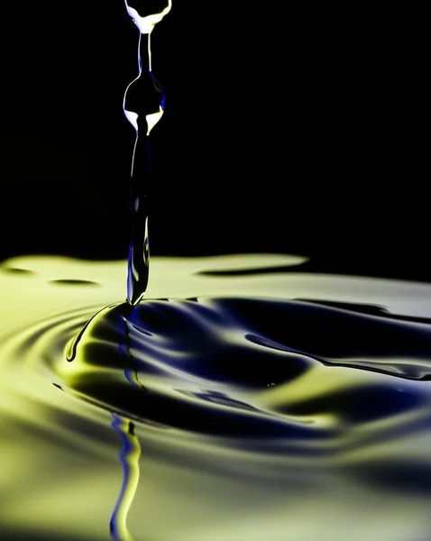 Wasseroberfläche mit Spritzern und Tropfen — Stockfoto