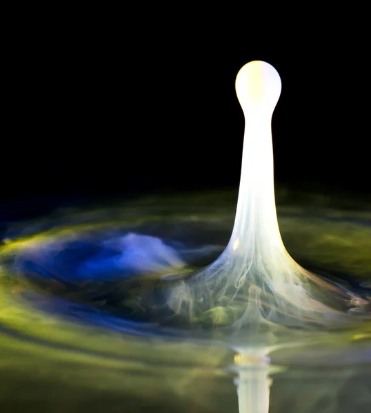 Éclaboussure de lait dans l'eau, liquide abstrait propre — Photo