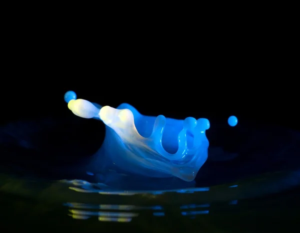 Mjölk plaska i vatten, rent abstrakt vätska — Stockfoto