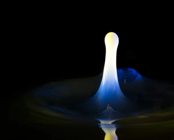 Stříkající mléko ve vodě, čisté abstraktní kapalina — Stock fotografie