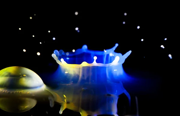 Salpicos de leite, gotas voadoras e bolhas — Fotografia de Stock