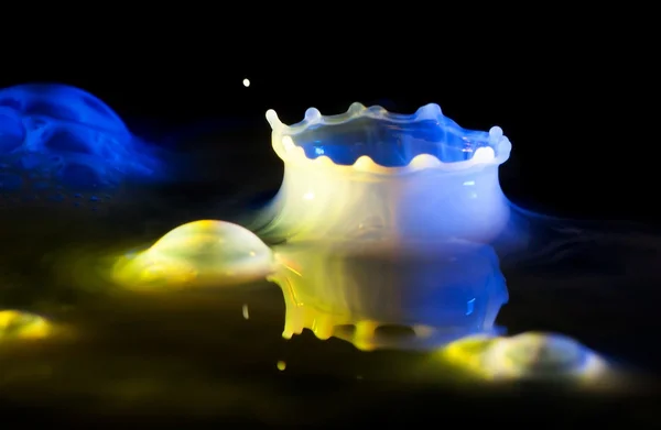 Absztrakt színes splash folyadék, víz és tej — Stock Fotó