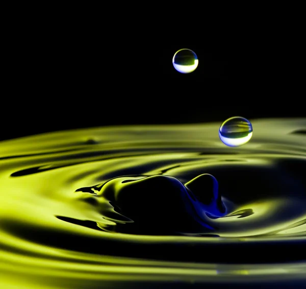 Choppy água doce com respingo e gotas — Fotografia de Stock