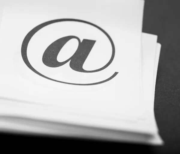 Dicht omhoog ook mail teken op papier achtergrond, typografie — Stockfoto