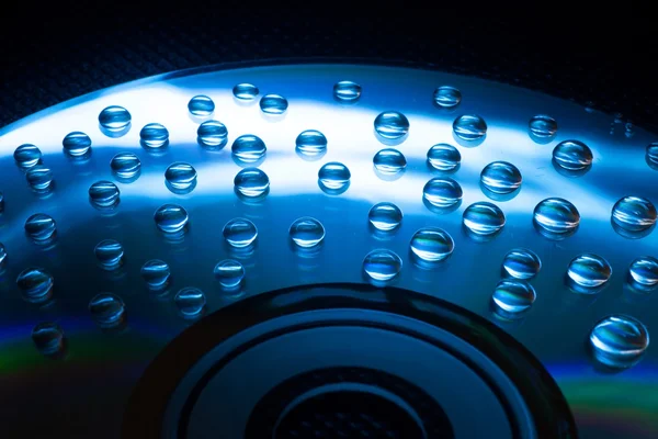 Abstrakte Musik, bunte Wassertropfen auf CD-DVD — Stockbild Abstrakte Musik, Wassertropfen auf CD-DVD — Stockfoto