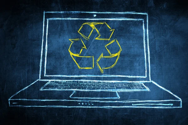 Vázlat netbook számítógép képernyő fogalom az újrahasznosítási szimbólum — Stock Fotó