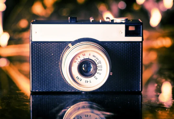 Câmera velha em fundo dourado — Fotografia de Stock
