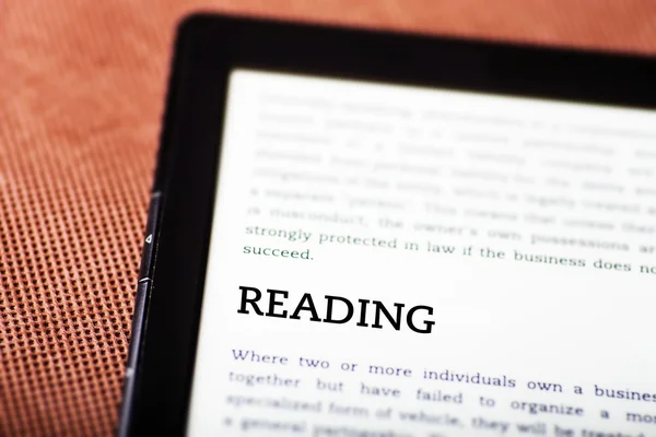 Ανάγνωση σχετικά με e-Book, δισκίο έννοια — Φωτογραφία Αρχείου