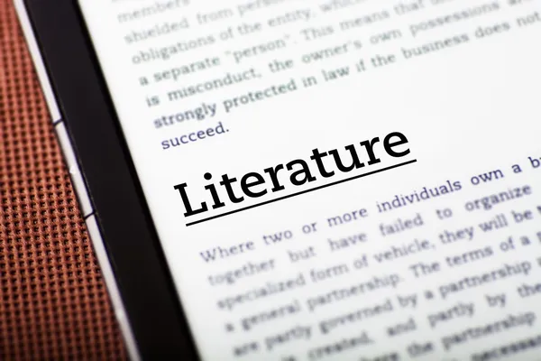 Letteratura sullo schermo del tablet, concetto di ebook — Foto Stock