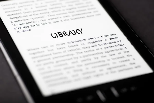 Bibliotheek op Tablet PC touchpad, ebook concept — Stockfoto