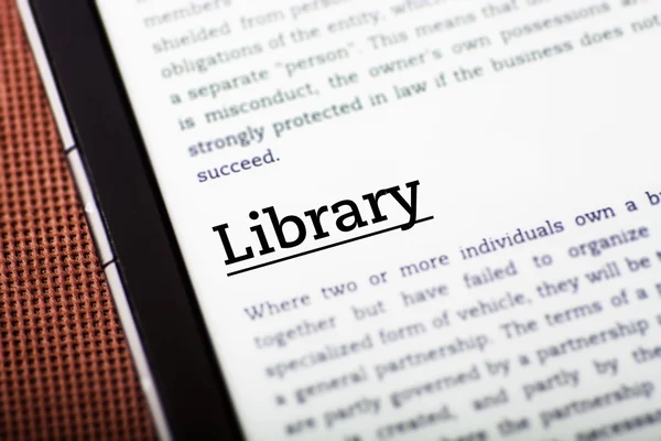 Bibliothek auf Tablet-Bildschirm, eBook-Konzept — Stockfoto