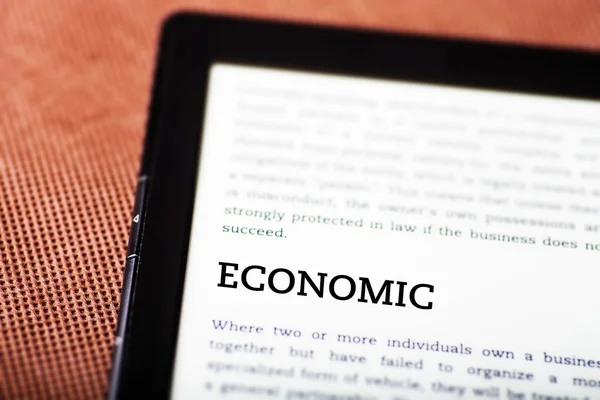 Экономические на книгу, планшет концепции — стоковое фото