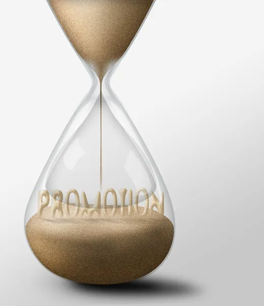 Reloj de arena con promoción. concepto de expectativas y el paso del tiempo —  Fotos de Stock