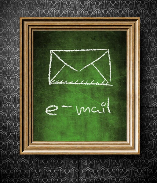 Μαυροπίνακας σύμβολο e-mail στο παλιό ξύλινο πλαίσιο — Φωτογραφία Αρχείου