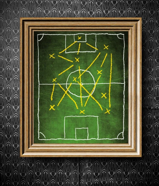 Placa de campo de futebol com tácticas chalkboard em quadro de madeira velha — Fotografia de Stock