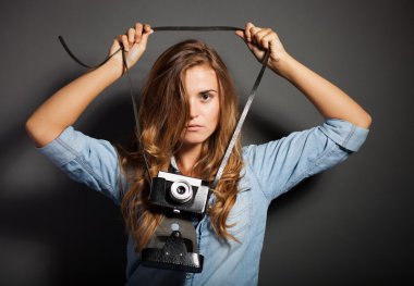 sexy fotograaf in spijkerbroek shirt met oude camera