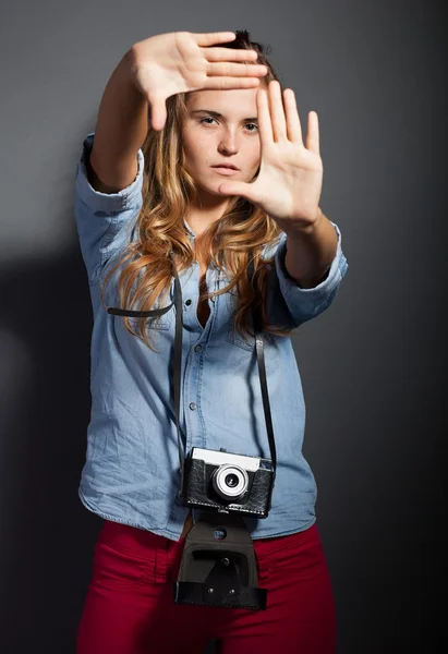 摄影师女人寻找帧与旧相机使用的手 — 图库照片