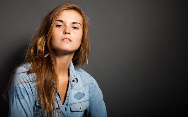 Retrato de mulher natural na camisa jeans jeans — Fotografia de Stock