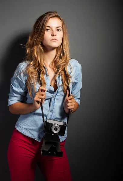 Sexy photographer woman with old camera — Stock Photo, Image